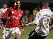 Corinthians vence o Internacional  por 2 a 0 e retoma a ponta do Brasileirão