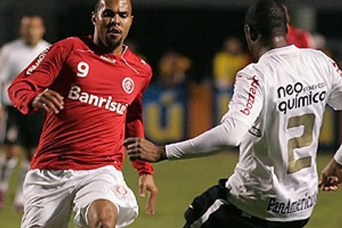 Corinthians vence o Internacional por 2 a 0 e retoma a ponta do Brasileirão