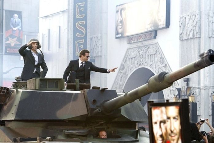 Sharlto Copley e Bradley Cooper chegam na première em um tanque de guerra