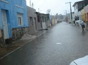 Rua Campos Teixeira voltou a alagar por causa das chuvas 