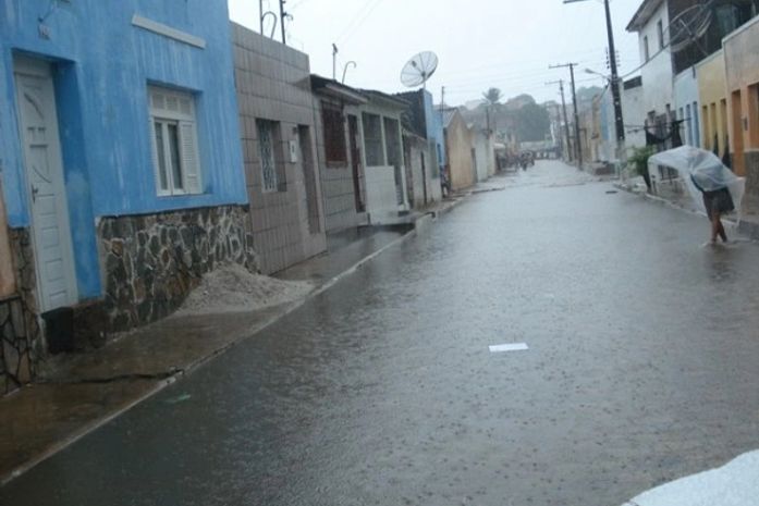 Rua Campos Teixeira voltou a alagar por causa das chuvas