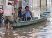 Moradores são retirados de canoa