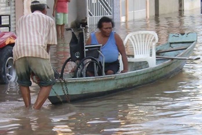 Moradores são retirados de canoa
