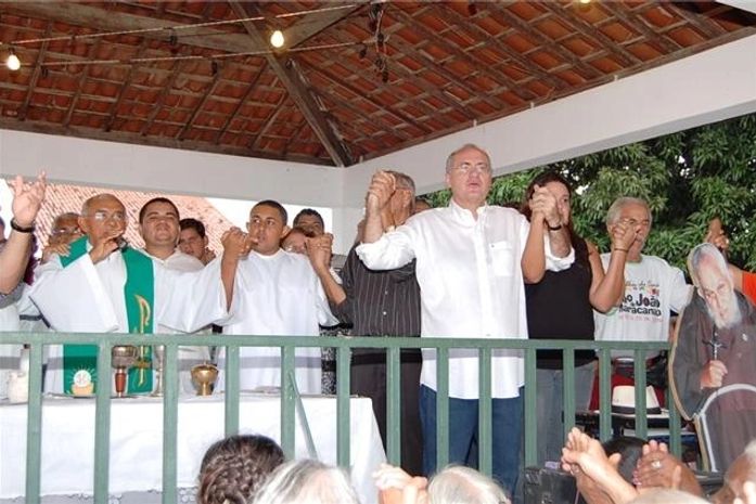 Políticos prestaram graças, ao lado do celebrante, Padro Aloisio