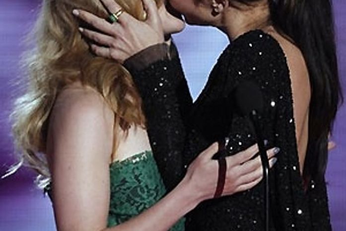 Scarlett Johansson e Sandra Bullock: beijo no palco