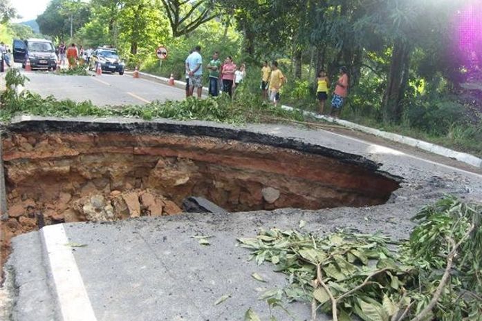BR-101 continua interditada devido erosão 