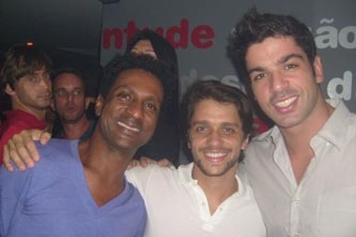 Ex-BBB Kadu agita boate GLS em Salvador e reúne famosos