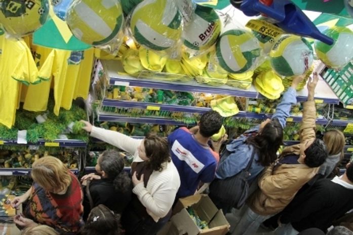 Com a proximidade da Copa, corredores com itens para
a torcida são os mais movimentados nas lojas da 25 de Março