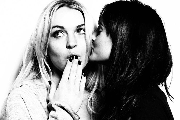Sensual: Lindsay Lohan faz ensaio fotográfico ao lado da irmã