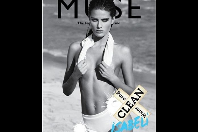 Isabeli Fontana posa de calcinha para edição de verão de revista