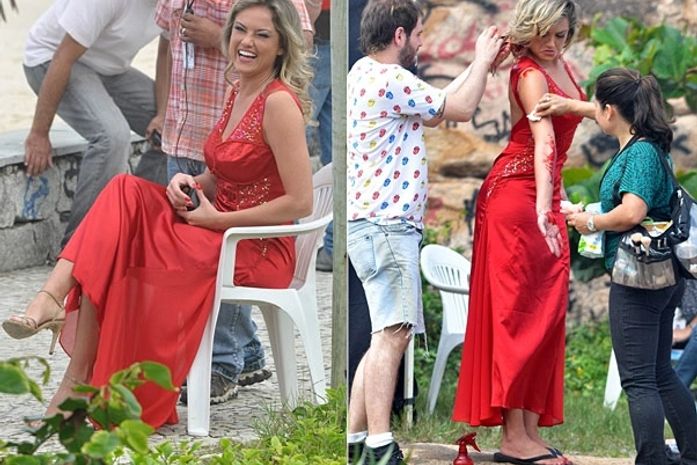 Usando um vestido longo vermelho, Ellen recebe os cuidados dos maquiadores para gravar a cena em que é assassinada por Maurício, personagem de Márcio Garcia 