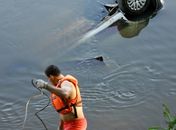 Aluna de autoescola atropela instrutora e cai em rio em Piracicaba