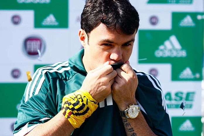 Após longa novela, Kleber chega ao Palmeiras nos braços da torcida