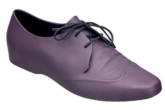 A cor berinjela também está presente no modelo que se assemelha a um Oxford