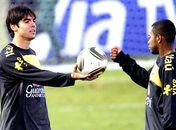 Seleção Brasileira: Imbatíveis sob a batuta de Dunga, Kaká e Robinho lutam pelo hexa