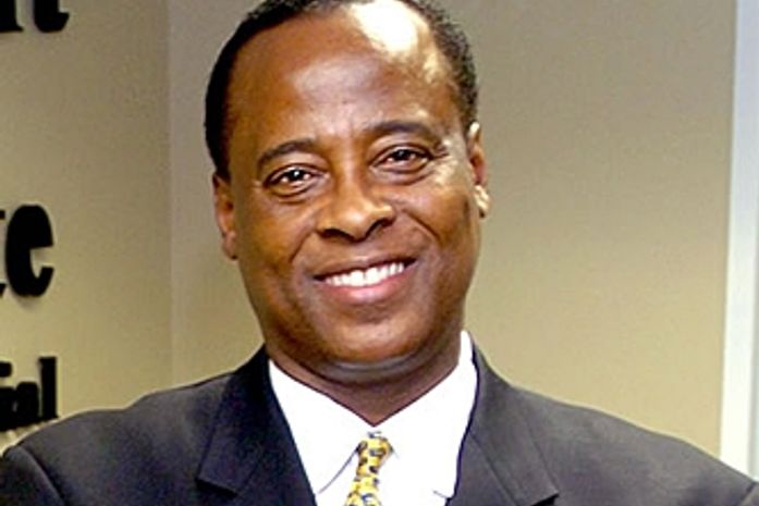 Conselho de Medicina quer cassar licença de médico de Michael Jackson