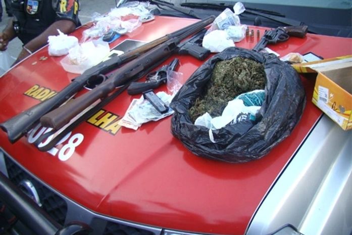 Drogas e armas apreendidas 