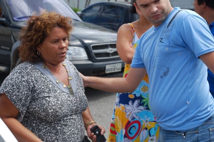 Policiais a paisana abordaram Maria José Calheiros na saída no banco
