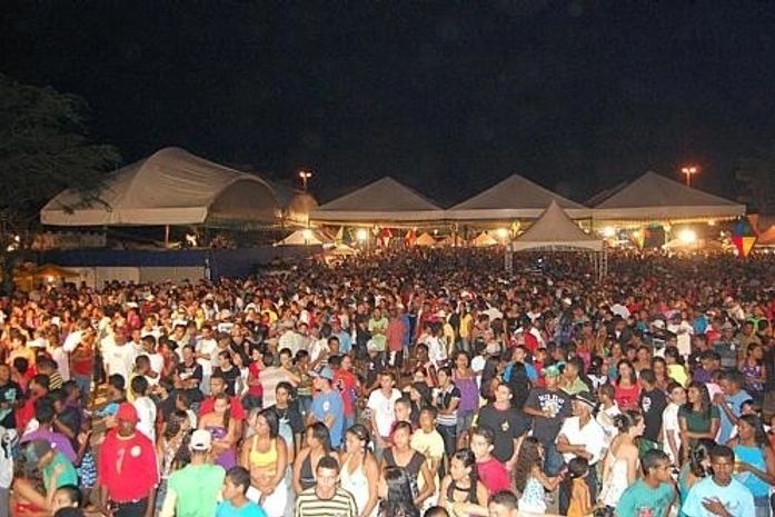 Mais de 10 mil pessoas dançaram ao som do Cavaleiros do Forró