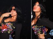 Ex-BBB Priscila Pires exibe decote em boate