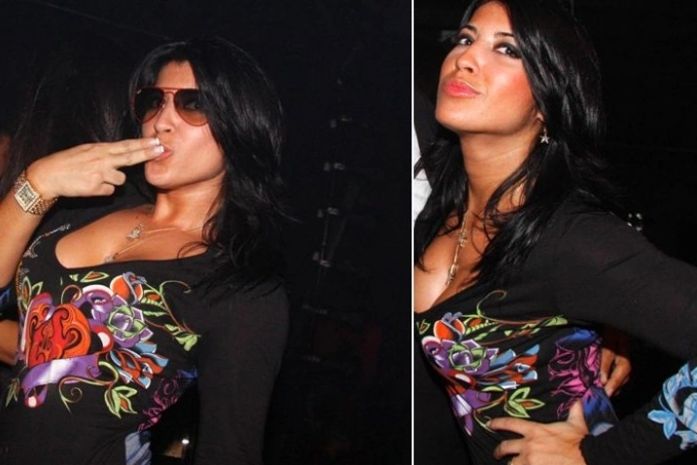 Ex-BBB Priscila Pires exibe decote em boate