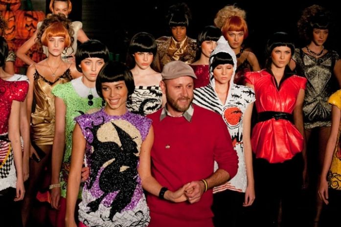 SPFW - Grazi fica irreconhecível com peruca e diz que não revela seu perfume