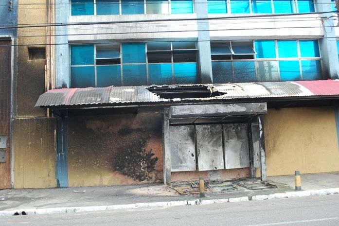 Vândalos ateiam fogo em lixeira e chamas atingem o Hiper da Pajuçara