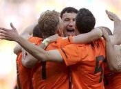 Ajudada por gol contra, Holanda bate a Dinamarca e inicia bem a Copa