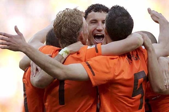 Ajudada por gol contra, Holanda bate a Dinamarca e inicia bem a Copa