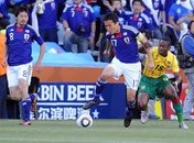 Japão cala críticos e surpreende Camarões em estreia