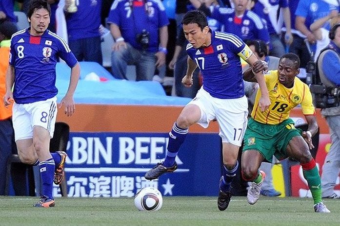 Japão cala críticos e surpreende Camarões em estreia