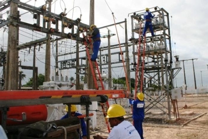 Técnicos trocaram chaves queimadas da subestação Eletrobras, peças danificadas por curto-circuito ocorrido neste domingo, 13