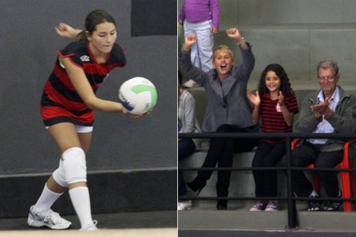 Xuxa e o pai torcem por Sasha durante partida de vôlei