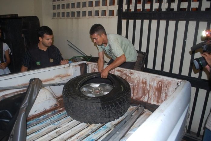 Droga estava escondida nos pneus do carro 