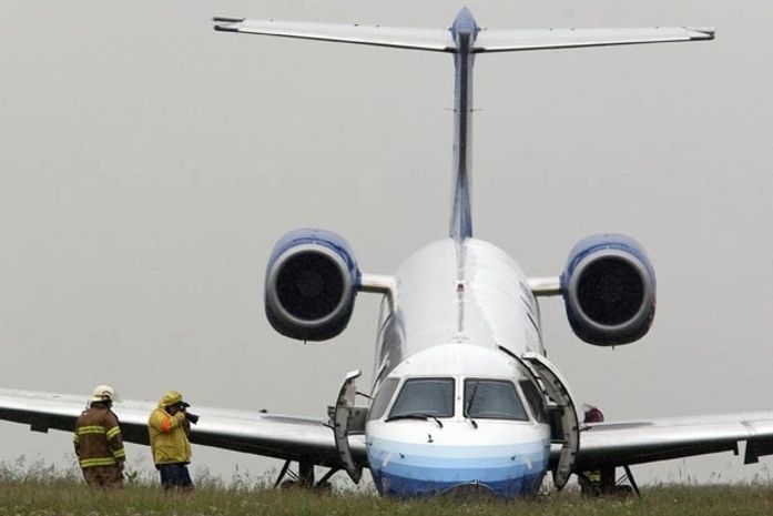 Avião com 33 a bordo sai da pista no Canadá