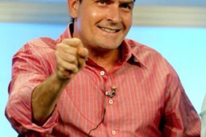 Carro de Charlie Sheen é jogado em precipício pela 2ª vez em 4 meses