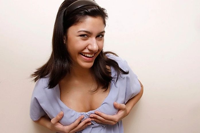 Tessália e seus novos seios: movimentos curtos para se acostumar com o 'novo look'