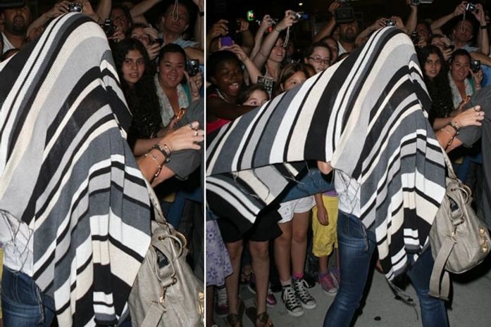 Miley Cyrus se protege dos flashes após oito horas no salão de beleza
