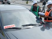 Polícia fiscaliza e orienta retirada de adesivos em carros