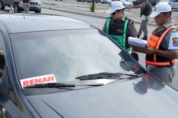 Polícia fiscaliza e orienta retirada de adesivos em carros