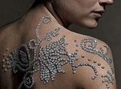 Modelo exibe a tatuagem milionária