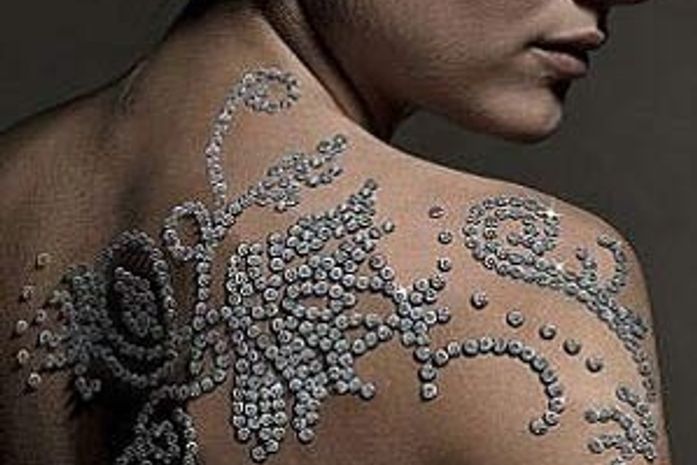 Modelo exibe a tatuagem milionária