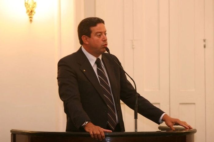Arthur Lira é absolvido por 6x0 no TRE e continua como deputado