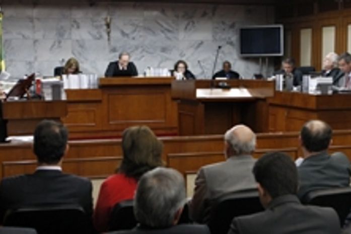 Ficha limpa vale para condenados antes da publicação da lei, diz TSE