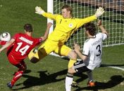 Com arbitragem rigorosa, Alemanha erra pênalti, perde Klose e Sérvia vence