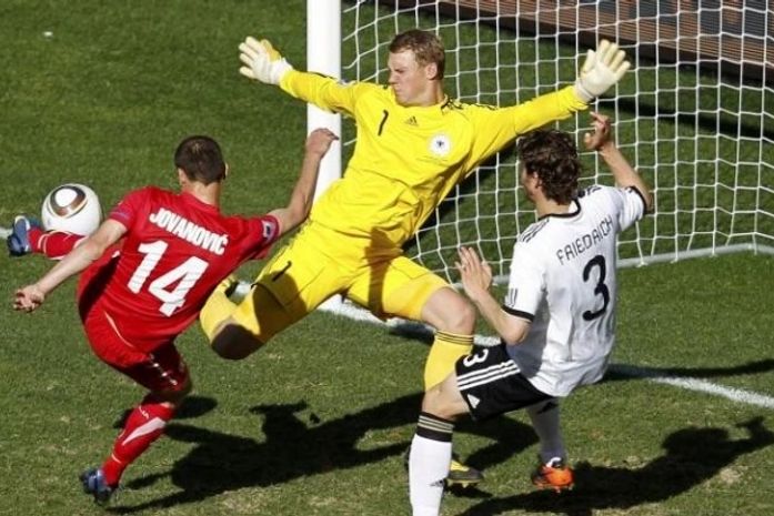 Com arbitragem rigorosa, Alemanha erra pênalti, perde Klose e Sérvia vence