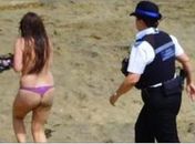 Casal é flagrado fazendo sexo na praia durante o dia