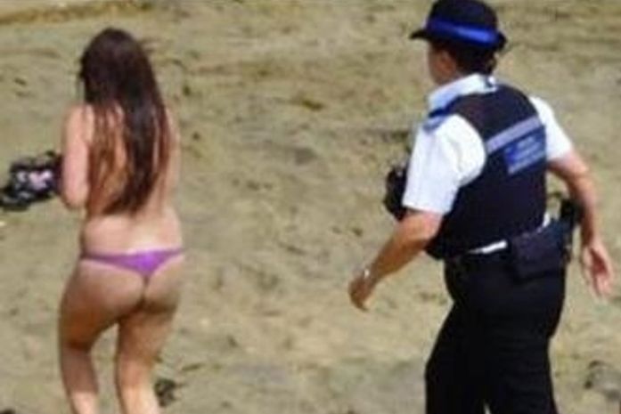 Casal é flagrado fazendo sexo na praia durante o dia