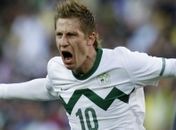 Eslovênia chega perto da vaga, mas vacila e empata com Estados Unidos