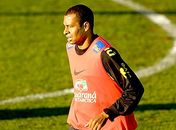 Volante Gilberto Silva, machuca o tornozelo durante treinamento